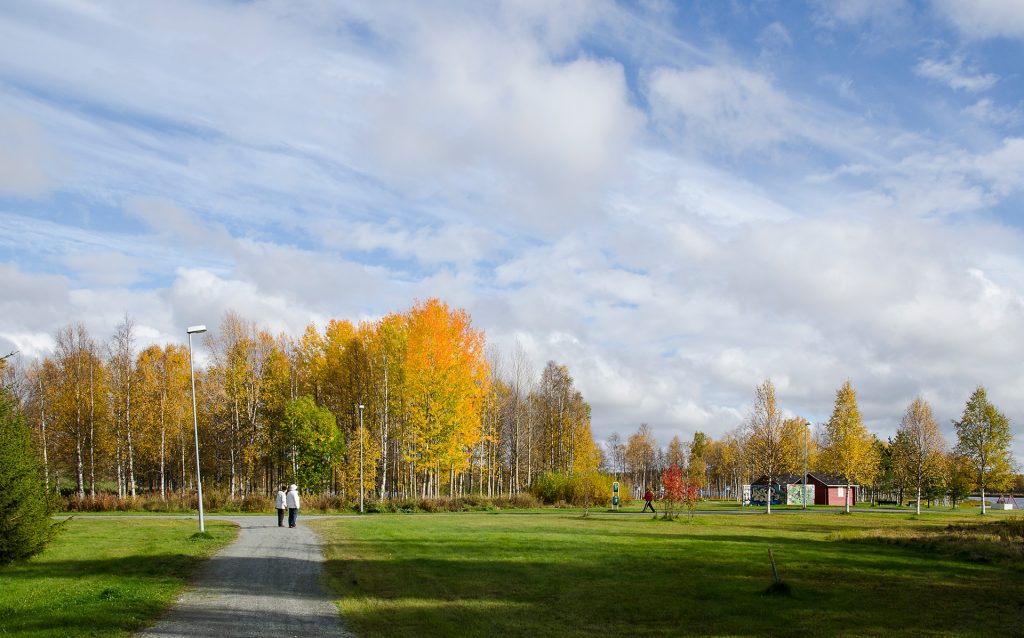 Kuusamon keskustan kävelyreittiä syyskesällä